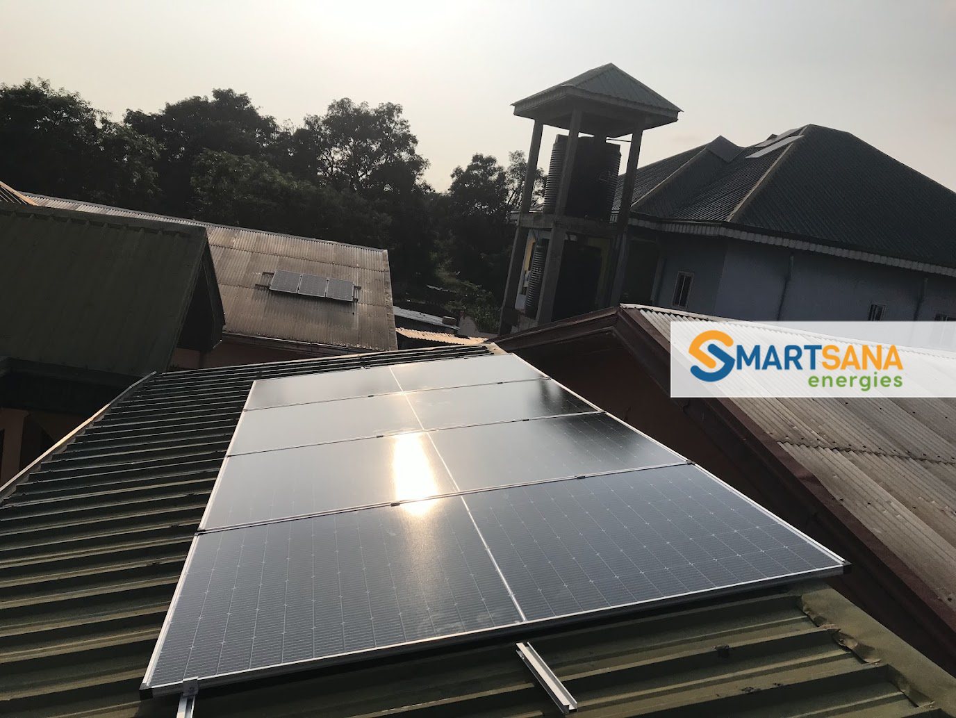 Four 550 Wp panels on the roof, Batouri